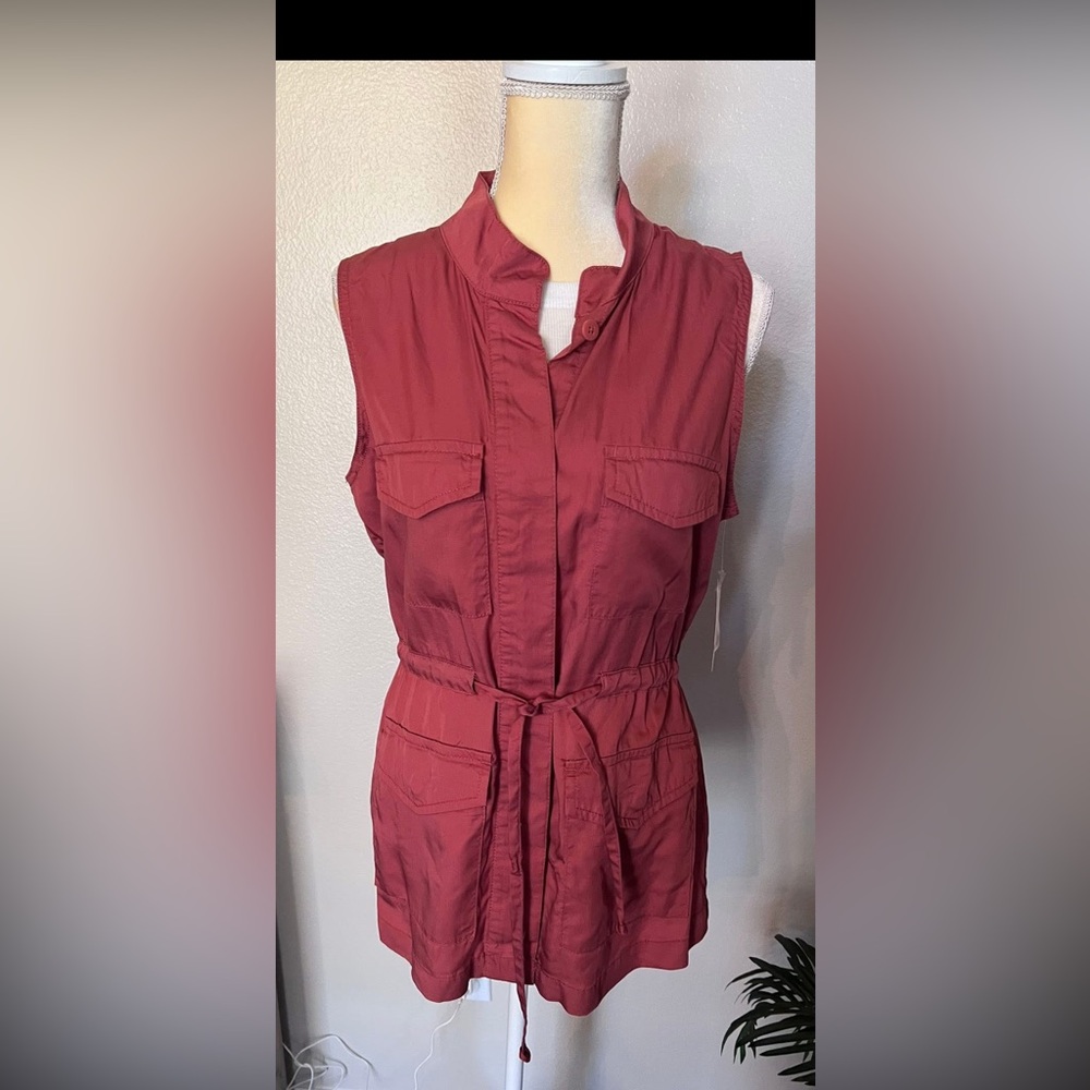 Faded Glory Medium vests in brick red and khaki NWT